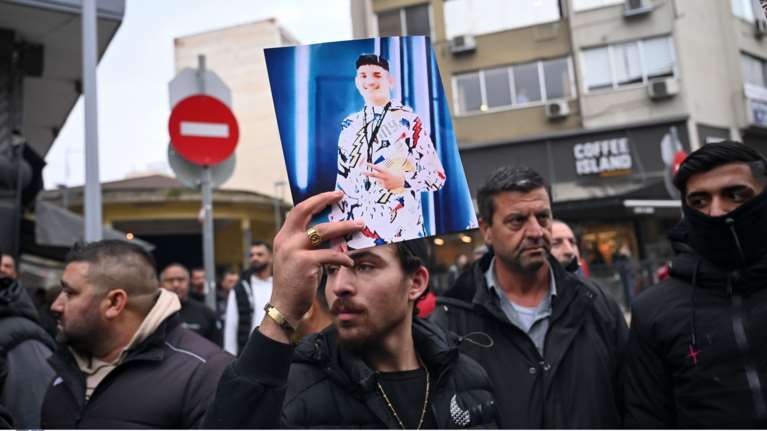 Για ανθρωποκτονία από πρόθεση κατηγορείται ο αστυνομικός που πυροβόλησε 16χρονο Ρομά που δεν πλήρωσε 20 ευρώ βενζίνη