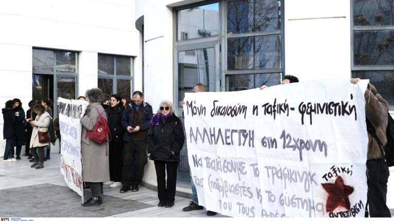 Κολωνός: Η αδελφή της 12χρονης ζήτησε από τους συγκεντρωμένους να σταματήσουν να φωνάζουν για να ξεκινήσει η δίκη