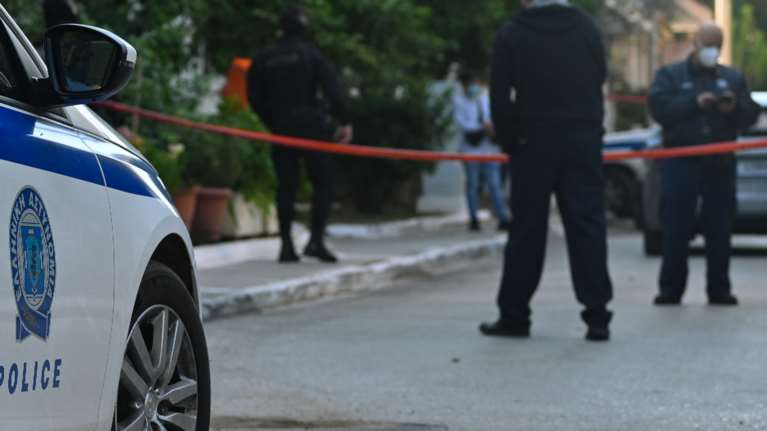 Νεκρή 43χρονη γυναίκα από πυροβολισμούς στη Σαλαμίνα - Αναζητείται ο πρώην σύντροφός της