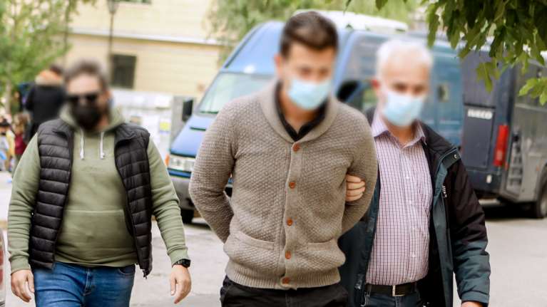 Στον ανακριτή ο 35χρονος προπονητής τένις που κατηγορείται για αποπλάνηση ανήλικων μαθητριών [εικόνες]