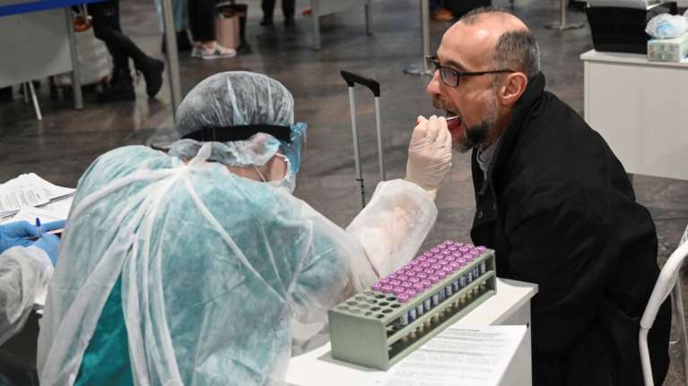 Έλεγχοι σε πτήσεις: Διοικητικά πρόστιμα 5.000 ευρώ σε όσους παραβιάζουν την καραντίνα