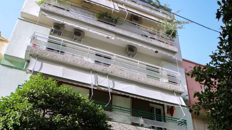 Νέα γυναικοκτονία στο Κουκάκι: 53χρονος μαχαίρωσε μέχρι θανάτου τη 46χρονη σύζυγό του και προσπάθησε να αυτοκτονήσει [εικόνες]