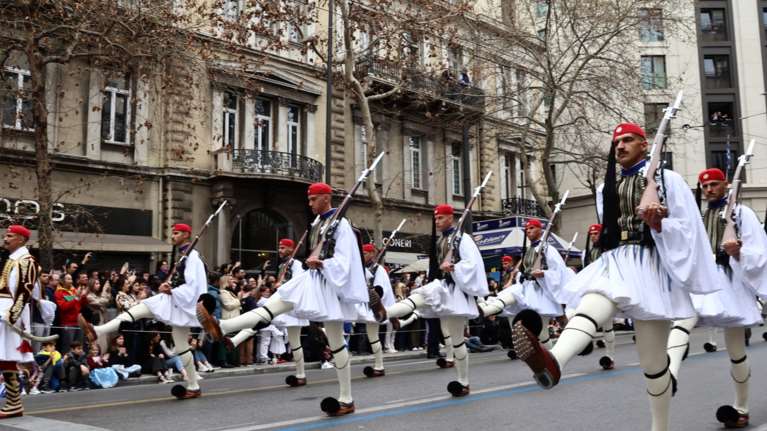 25η Μαρτίου: Εντυπωσιακές εικόνες από τη μεγαλειώδη στρατιωτική παρέλαση της Αθήνας