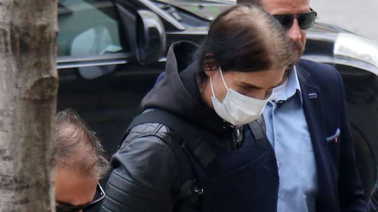 Θεσσαλονίκη: Στα δικαστήρια με αλεξίσφαιρο γιλέκο και σκυμμένο κεφάλι ο Νορβηγός που μαχαίρωσε μέχρι θανάτου τον αστυνομικό