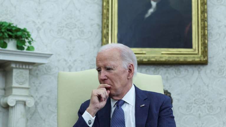 ΗΠΑ: Ο Μπάιντεν εύχεται "καλή επιτυχία" στην ουκρανική αντεπίθεση... σταυρώνοντας τα δάχτυλά του