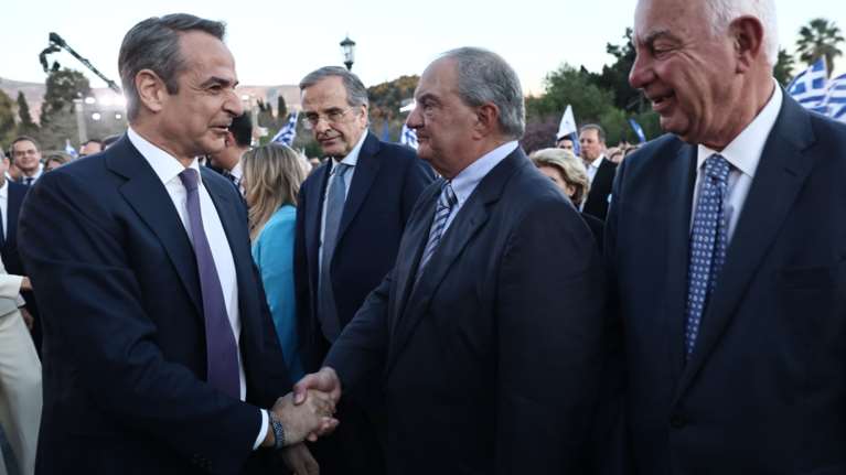 Συνέδριο ΝΔ: Στο Ζάππειο Σαμαράς και Καραμανλής - Η "παγωμένη" χειραψία με Μητσοτάκη [Εικόνες]