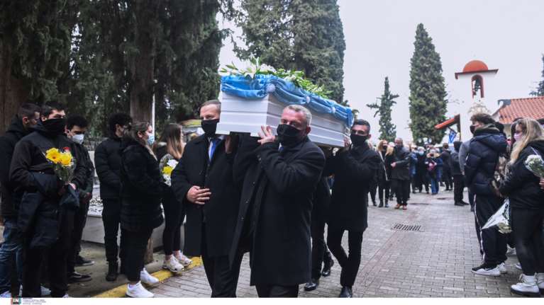 Ράγισαν καρδιές στην κηδεία του 19χρονου Άλκη στη Βέροια: "Αφήστε με να πάω μαζί του", φώναξε ο πατέρας του [εικόνες - βίντεο]