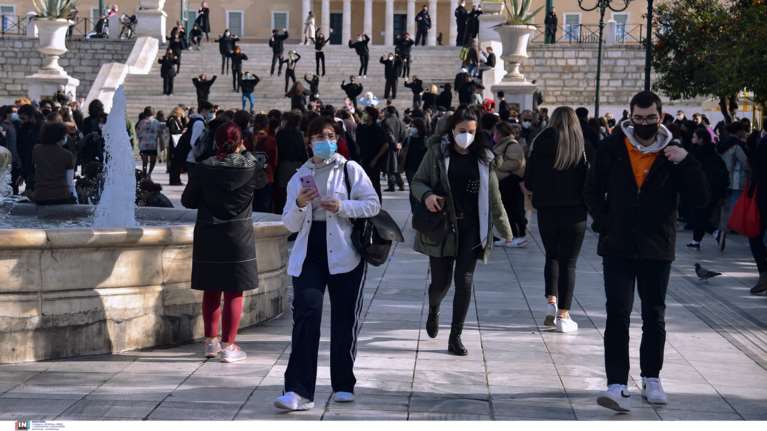 Βγαίνουν οι μάσκες τις... Απόκριες; - Στο τραπέζι η κατάργηση από 1η Μαρτίου σε εξωτερικούς χώρους- Την Τετάρτη η εισήγηση