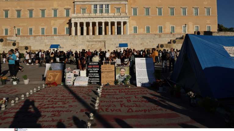 Τέρμα οι διαδηλώσεις μπροστά στο μνημείο του Αγνώστου Στρατιώτη - Τι θα γίνει με τα ονόματα των νεκρών στα Τέμπη