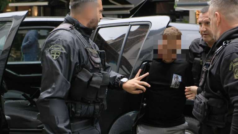 Λάρισα: Τα μυστικά της οικογένειας του 21χρονου μητροκτόνου - &quot;Mεγάλωσε σε ένα βαθιά προβληματικό περιβάλλον&quot;