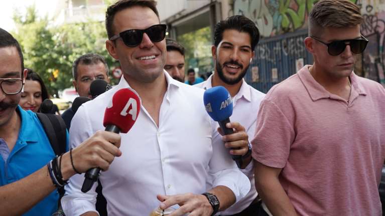 Το στιλ Κασσελάκη: Ατσαλάκωτος, με freddo, ο Τάιλερ πάντα δίπλα του και ουρά οι δημοσιογράφοι των life style εκπομπών [εικόνες]