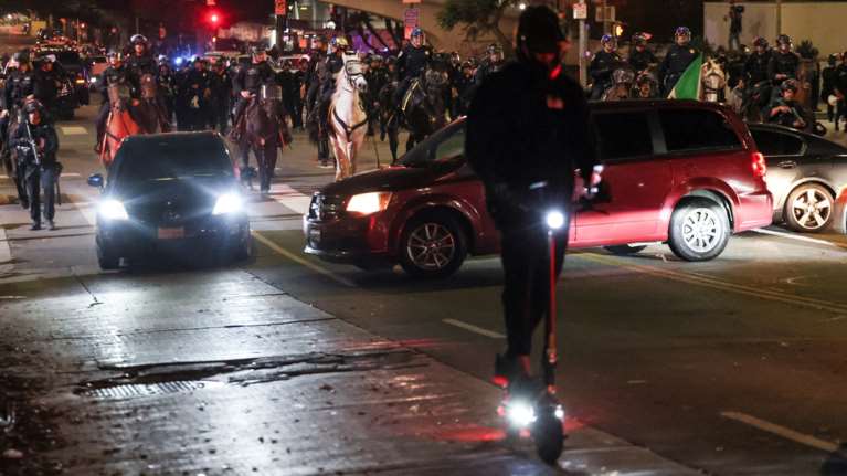 Ανάλυση Economist: Γιατί τα επεισόδια με τους μετανάστες στην Καλιφόρνια είναι "βούτυρο στο ψωμί" του Τραμπ