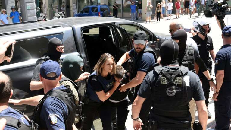 Οργή για τη Μουρτζούκου έξω από τα δικαστήρια της Πάτρας: &quot;Φόνισσα, σίχαμα&quot;, της φώναζαν μετά την ομολογία της