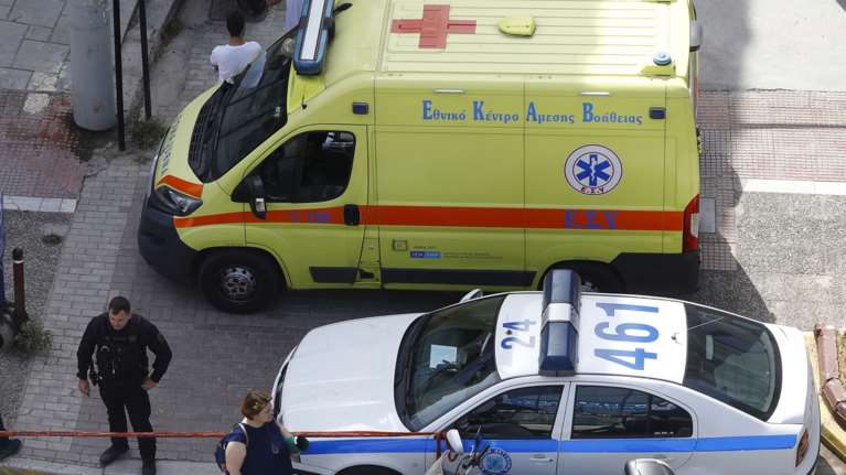 Σοκ στα Εξάρχεια: 66χρονη ζούσε για 20 μέρες με τη νεκρή μητέρα της και δεκάδες γάτες [εικόνες]