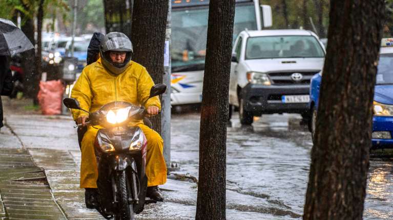 Ξεκίνησε η κακοκαιρία- Κολυδάς: Πού θα &quot;χτυπήσει&quot; τις επόμενες ώρες - Τρεις πυρήνες με καταιγίδες - Δεύτερο κύμα πιο ισχυρό την Πέμπτη