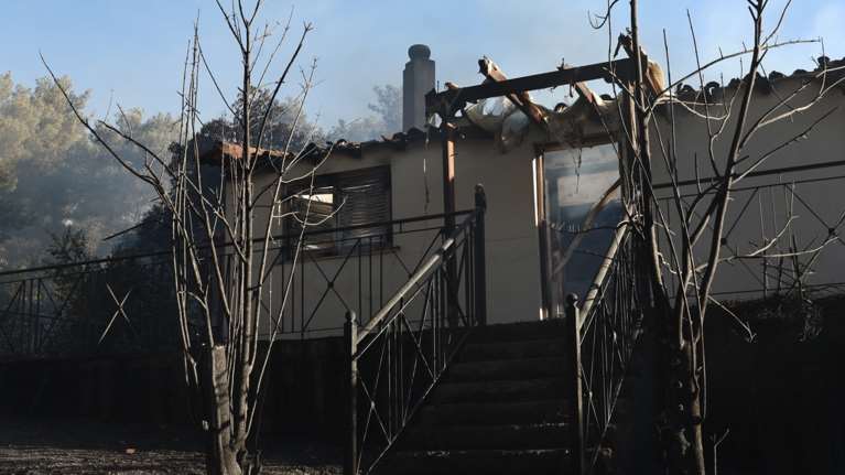 Βελτιωμένη η εικόνα στη Σταμάτα: Νεκρός 45χρονος από ανακοπή - Κάηκαν σπίτια, μήνυμα 112 για εκκένωση [Live όλες οι εξελίξεις]