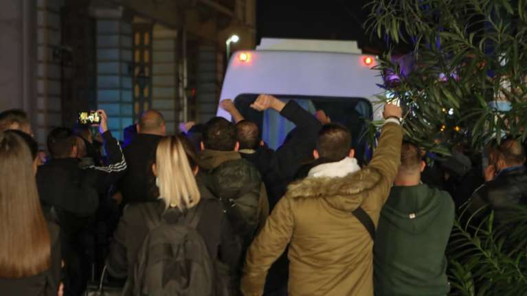 Πέραμα: Ελεύθεροι οι επτά αστυνομικοί και οι δύο ανήλικοι Ρομά - Χειροκροτήματα έξω από τα δικαστήρια Πειραιά [Βίντεο]