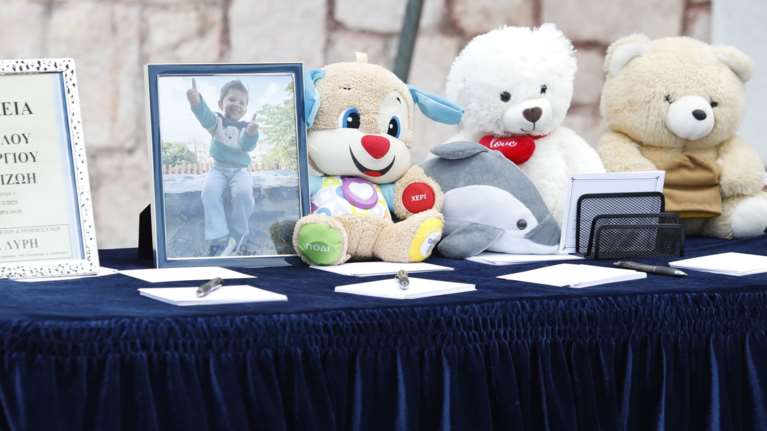 Θρήνος στην κηδεία του 3χρονου στην Καλλιθέα - &quot;Άγγελε, δεν είσαι μόνος, σε αγαπάει όλη η Ελλάδα&quot; [εικόνες]