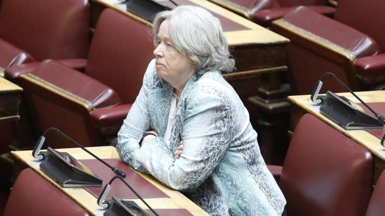 Αθηνά Λινού: Δεν παραδίδει την έδρα στον ΣΥΡΙΖΑ - &quot;Συμμετέχετε στις συκοφαντίες του Πολάκη&quot;, απαντά στον Κασσελάκη