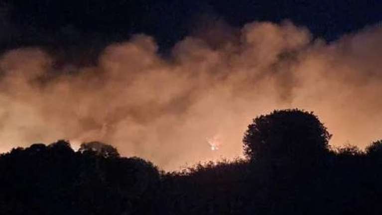 Φωτιά στην Κύπρο: Ολονύχτια μάχη με τις φλόγες στην Πάφο, κάηκαν σπίτια - Από παράνομη χωματερή η φωτιά [εικόνες-βίντεο]