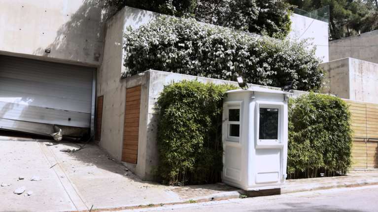 Προσαγωγή του Μένιου Φουρθιώτη για την επίθεση με καλάσνικοφ στο σπίτι του στην Εκάλη