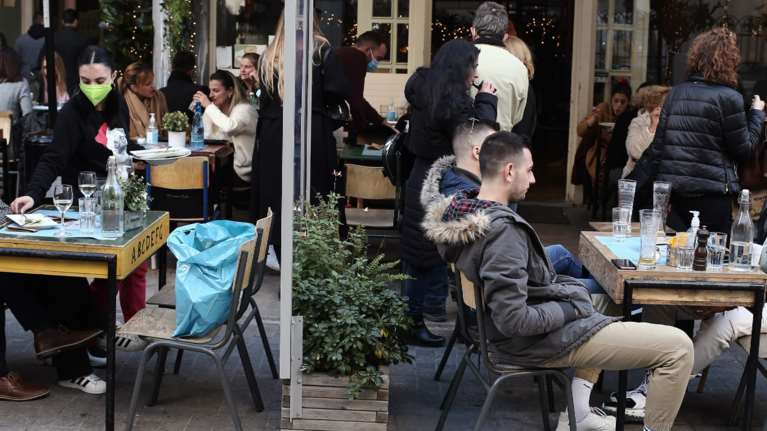 Παράταση των μέτρων εισηγούνται οι λοιμωξιολόγοι- Από Δευτέρα πέφτουν τα πρόστιμα στους ανεμβολίαστους άνω των 60