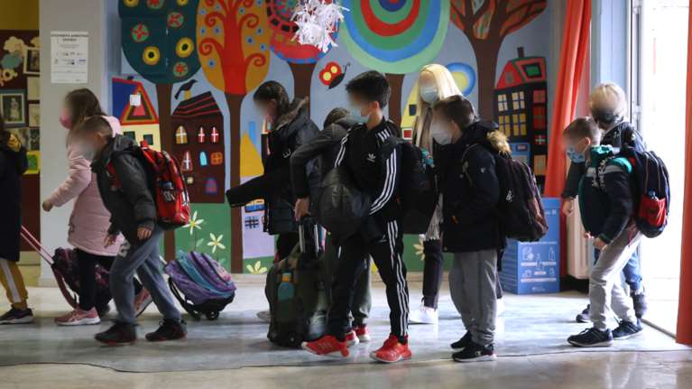 Ανοιγμα σχολείων: Πώς θα γυρίσουν οι μαθητές  - Χωρίς self test αλλά με μάσκες στις τάξεις