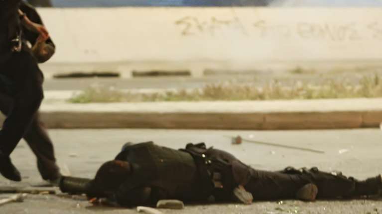 Νέα Σμύρνη: &quot;Ορμάτε ρε - Ξεβρακώστε τον&quot; -  Διάλογοι-σοκ πριν και μετά την επίθεση στον αστυνομικό