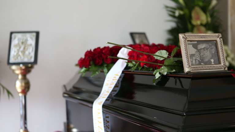 Κηδεία Βασιλικού: &quot;Χυδαία αγνωμοσύνη, άδειο το νεκροταφείο από αριστερούς και συγγραφείς&quot; - Καταπέλτης ο Γιανναράς