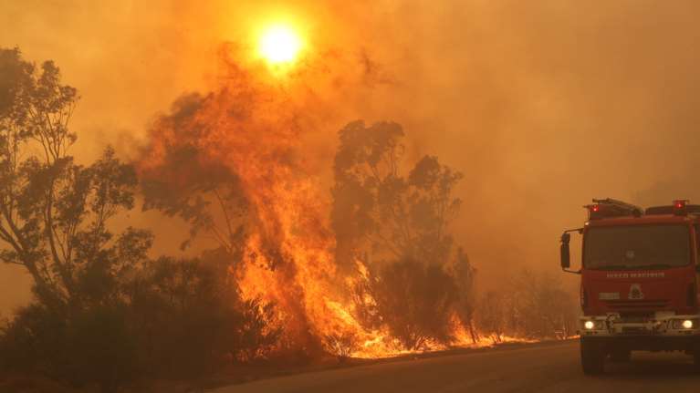 Φωτιά στην Πεντέλη: Εκκενώθηκαν Διώνη, Δασαμάρι και Ανθούσα - Εφιαλτική μάχη μέσα στις αυλές των σπιτιών στο Ντράφι [Βίντεο]
