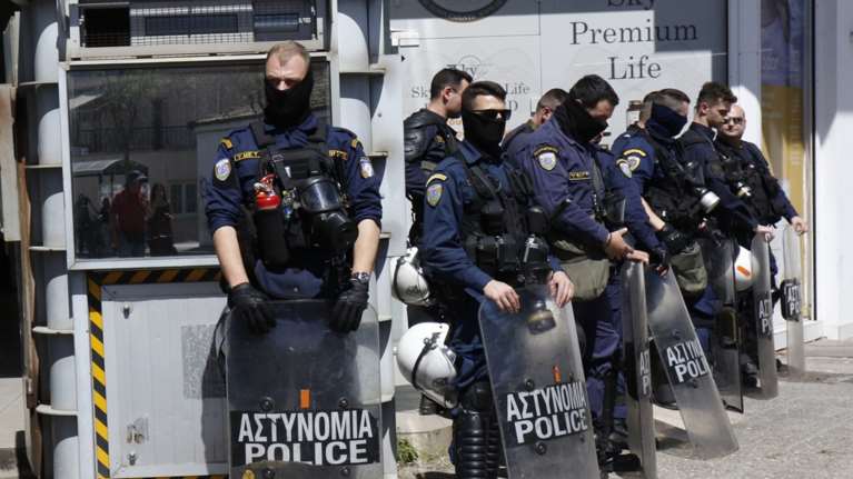 Γυναικοκτονία: Απίστευτο - Ο φρουρός έδινε το &quot;παρών&quot; στο ΑΤ Ιλίου και μετά έκανε βάρδιες στους Αγίους Αναργύρους