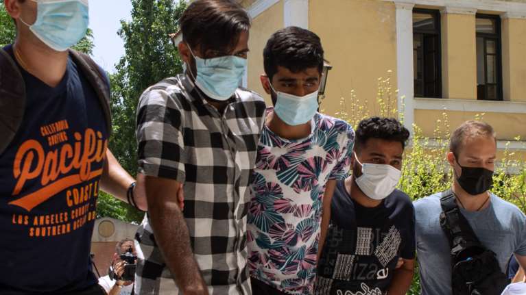 Στο εισαγγελέα οι τρεις Πακιστανοί βιαστές της 25χρονης στον Αγ. Παντελεήμονα [εικόνες]