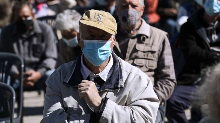 Τι συμβαίνει με τον παππού και τη γιαγιά;- Γιατί οι 65+ αρνούνται να εμβολιαστούν, οι &quot;οργισμένες&quot; αντιδράσεις