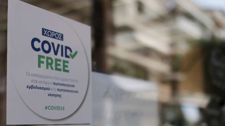 Οριστικά εκτός κλειστών χώρων διασκέδασης οι ανεμβολίαστοι - Την Τρίτη οι ανακοινώσεις της κυβέρνησης