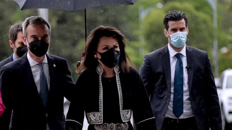 Γιάννα Αγγελοπούλου: Νέα εμφάνιση με σακάκι και ζώνη εμπνευσμένα από παραδοσιακή φορεσιά της Μακεδονίας