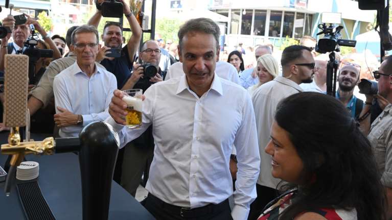 H περιοδεία Μητσοτάκη στη ΔΕΘ: Mπίρα, φόρμουλα, μπιλιάρδο, φανέλες και μια ερώτηση στην Τεχνητή Νοημοσύνη [εικόνες]