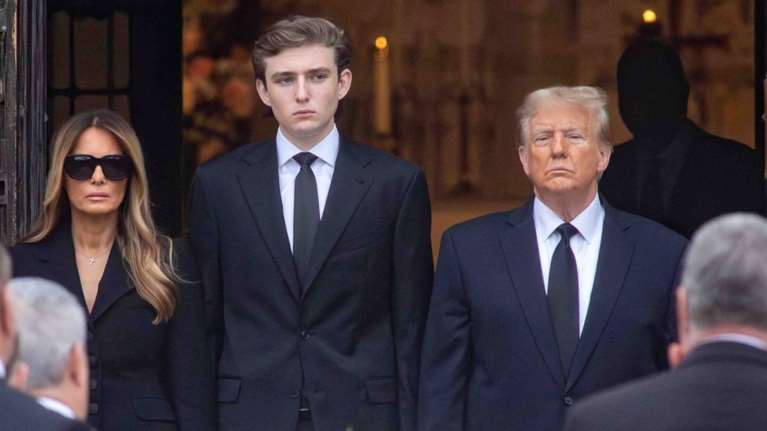 Απαρηγόρητη η Μελάνια: Στην κηδεία της μητέρας της με τον υπόδικο Τραμπ και τον πανύψηλο 18χρονο γιο τους