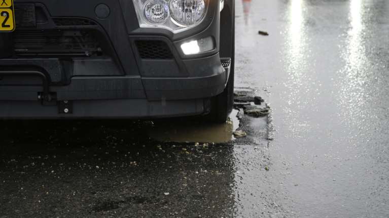 Χύθηκαν λύματα ξανά στην Ποσειδώνος από το φρεάτιο της ΕΥΔΑΠ- Οχημα πατάει πάνω στο καπάκι για να περιορίσει τη βρωμιά