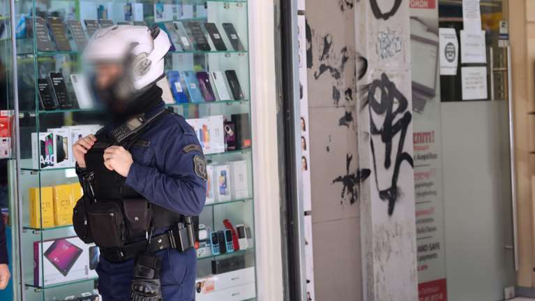 Στα χέρια της ΕΛΑΣ 25χρονος ληστής στο Χαλάνδρι: Με μαχαίρι έπαιρνε από ανήλικους χρήματα και κινητά