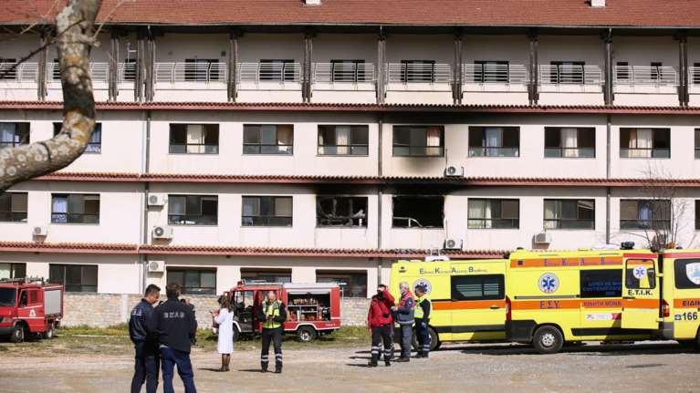 Νοσοκομείο Παπανικολάου: &quot;Είναι σαν να έπεσε βόμβα...&quot; - Ένας νεκρός και δύο τραυματίες από τη φωτιά [εικόνες - βίντεο]