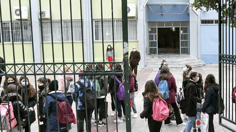 Μείωση μισθού στους εκπαιδευτικούς που αρνούνται να κάνουν self test - Δηλώσεις Μακρή