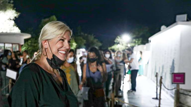 Το έθνικ look της Ράνιας Θρασκιά: H τσιγγάνικη φλοράλ φούστα και το λαμπερό μακιγιάζ