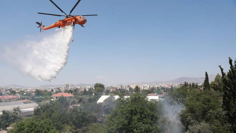 Φωτιά στη Μονή Πεντέλης: Ισχυρές επίγειες δυνάμεις - Εναέριες ρίψεις από δύο αεροσκάφη και ένα ελικόπτερο