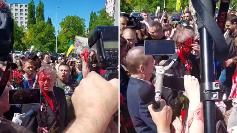 &quot;Φασίστες&quot;: Έλουσαν με κόκκινη μπογιά τον Ρώσο πρέσβη στη Βαρσοβία ενώ κατέθετε στεφάνι για τη νίκη κατά των Ναζί