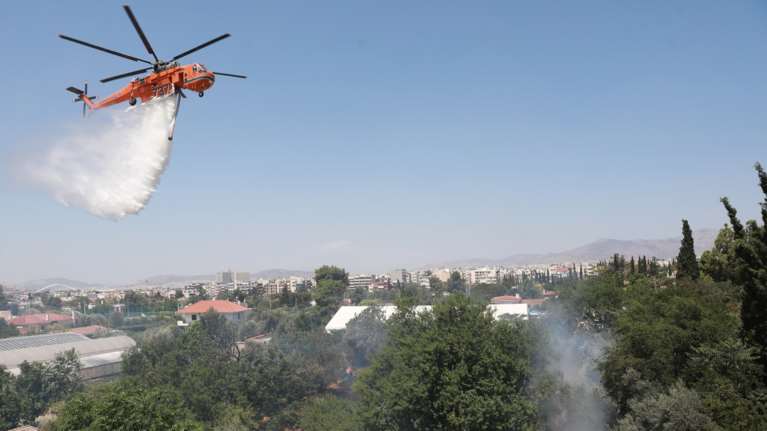 Φωτιά στην Άνω Περαία Θεσσαλονίκης: Συνδρομή από αέρος από ελικόπτερο