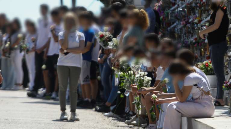 Αυτοκτονία 14χρονου: Σπαρακτικό το αντίο των συμμαθητών του - Υποβασταζόμενοι οι γονείς του στην κηδεία [εικόνες]