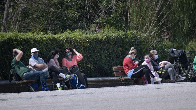 Εμβολιασμοί: &quot;Ελευθερίες&quot; για όσους έχουν κάνει και τις δύο δόσεις - Τι σχεδιάζεται για το καλοκαίρι