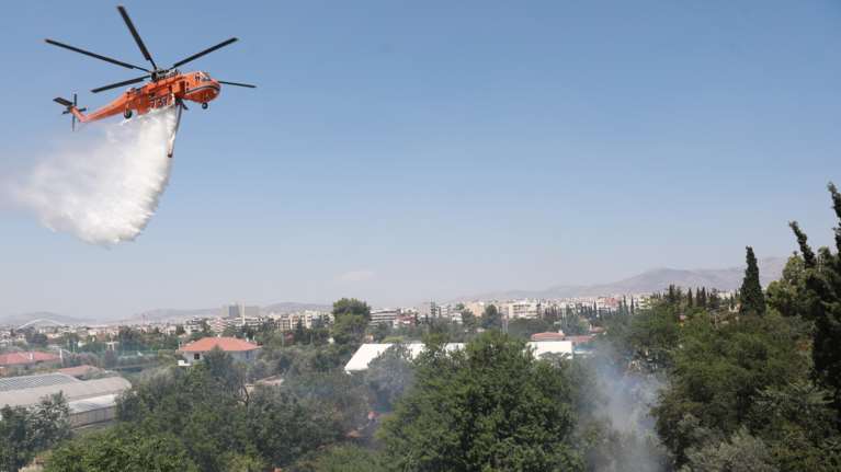 Φωτιά σε χωματερή στο Μαρκόπουλο: Σηκώθηκαν πέντε εναέρια μέσα