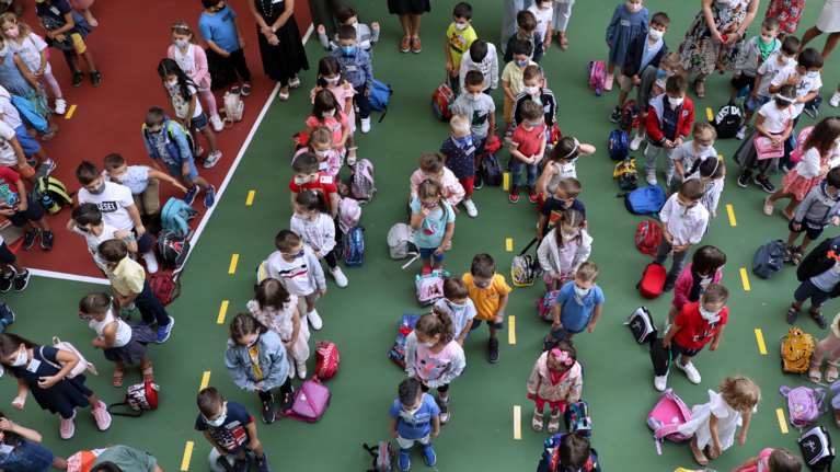 Το παράδοξο με τα σχολεία: Μικρότερη η ενδοσχολική μετάδοση αλλά υψηλά τα κρούσματα στους κάτω των 17 ετών