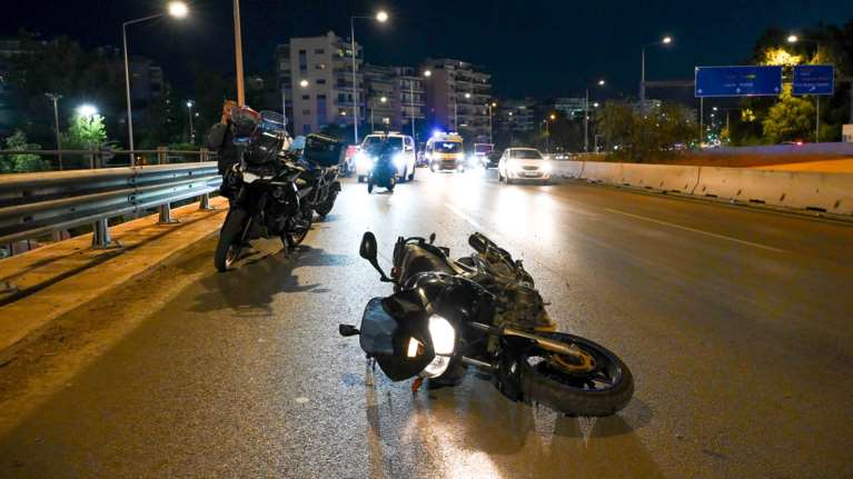 Σοκαριστική μαρτυρία για το τροχαίο στο Π. Φάληρο - &quot;Χτύπησαν άλλη μηχανή, τρόμαξαν και τελικά σκοτώθηκαν&quot;